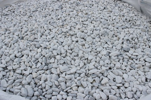 Kamenclub.ru: Мраморная крошка (щебень галтованный белый) фр.10-20 мм.  купить в Казани мрамор белый, молочный, айвори окатанный округлый декоративный ландшафтный щебень 17000 руб/т   фото КАМЕНЬ КЛУБ