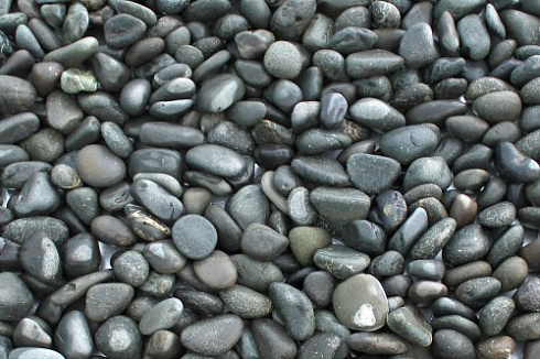 Kamenclub.ru: Галька речная окат (темно-серая) фр. 70-150 мм. купить  в Казани галька речная темно-серая, синяя, серая речная галька округлая  8000 руб/т   фото КАМЕНЬ КЛУБ