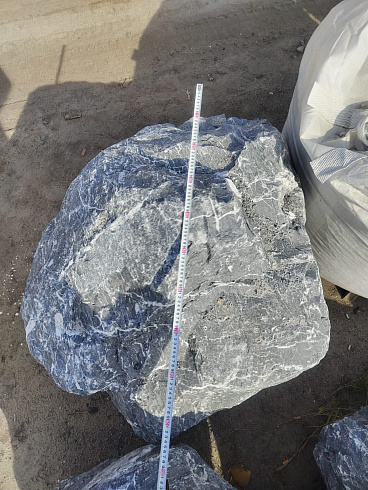 Kamenclub.ru: Черный мрамор скальник фр. 1000-1500 мм.  купить в Казани мрамор черный белый серый крупный колотый валун ландшафтный 9000 руб/т   фото КАМЕНЬ КЛУБ