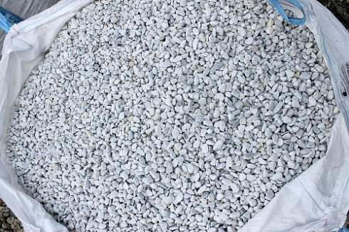 Kamenclub.ru: Мраморная крошка (щебень галтованный белый) фр.10-20 мм.  купить в Казани мрамор белый, молочный, айвори окатанный округлый декоративный ландшафтный щебень 17000 руб/т   фото КАМЕНЬ КЛУБ