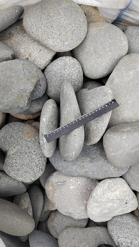 Kamenclub.ru: Галька речная плоская (темно-серая) фр. 70-150 мм. купить  в Казани галечник природный темно-серый серый синий речная плоская природная окатанная  9000 руб/т   фото КАМЕНЬ КЛУБ