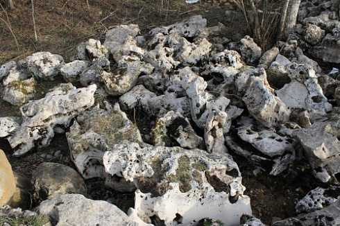 Kamenclub.ru: Выветренный известняк (степной) фр. 500-1500 мм.  купить в Казани    10000 руб/т   фото КАМЕНЬ КЛУБ