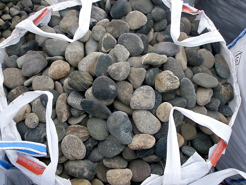 Kamenclub.ru: Галька речная плоская (ассорти) фр. 100-200-300 мм. купить  в Казани галька плоская разноцветная серый белый темно-серый синий речная галька ландшафтная 8000 руб/т   фото КАМЕНЬ КЛУБ