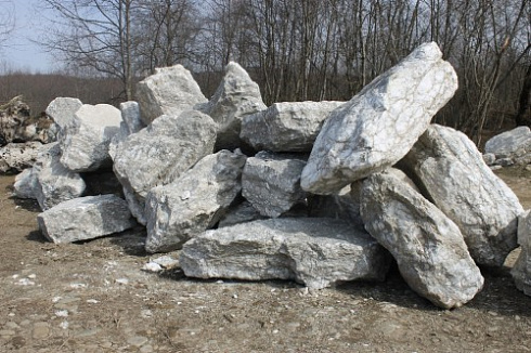 Kamenclub.ru: Мраморизированный известняк фр.500-1500 мм.  купить в Казани    10000 руб/т   фото КАМЕНЬ КЛУБ