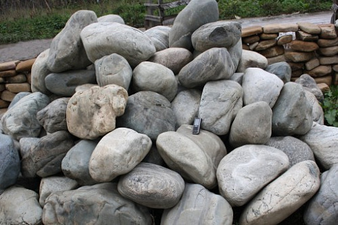 Kamenclub.ru: Речной валун Кабанчик фр.300-500 мм.  купить в Казани крупный природный камень галька серый, темно-серый речной валун галечник масштабный 7000 руб/т   фото КАМЕНЬ КЛУБ