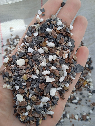 Kamenclub.ru: Мраморная крошка (щебень крошка микс : белый-черный-розовый) фр. 5-10 мм.  купить в Казани мрамор белый, черный, розовый, разноцветный микс декоративная мраморная каменная крошка 12000 руб/т   фото КАМЕНЬ КЛУБ