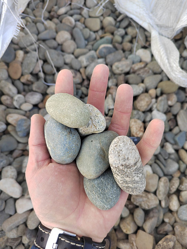 Kamenclub.ru: Галька речная окат (пестрая) фр. 20-40 мм. купить  в Казани галька речная пестрая, серая, серые оттенки галька речная окатанная округлая 5000 руб/т   фото КАМЕНЬ КЛУБ