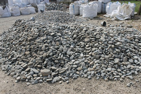 Kamenclub.ru: Галька речная плоская (ассорти) фр. 70-150 мм. купить  в Казани галька галечник серый белый темно-серый синий светло-серый плоская природная галька  9000 руб/т   фото КАМЕНЬ КЛУБ