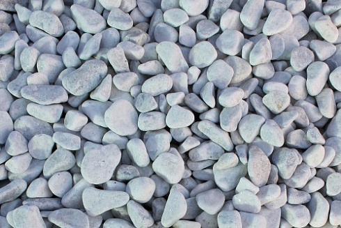 Kamenclub.ru: Мраморная крошка (щебень галтованный белый), фр.20-40 мм.  купить в Казани мрамор белый бежевый молочный мраморный щебень декоративный 17000 руб/т   фото КАМЕНЬ КЛУБ