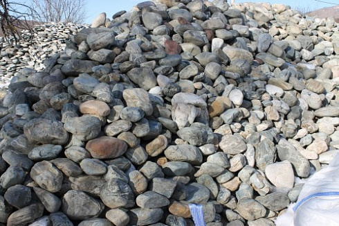 Kamenclub.ru: Ландшафтные валунчики фр.100-500 мм.  купить в Казани крупный природный камень серый, темно-серый, светло-серый речной валун крупный 4800 руб/т   фото КАМЕНЬ КЛУБ
