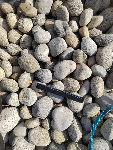 Kamenclub.ru: Галька речная окат (серо-белая) фр. 70-120 мм купить  в Казани галька галечник бело-серая, серо-белая, серая, белая речная природная галька  8000 руб/т   фото КАМЕНЬ КЛУБ