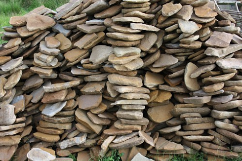 Kamenclub.ru: Песчаник колотый для облицовки (фр. 2-3 см)  купить в Казани песчаник бежевый серый рыжий песчаник строительный 5000 руб/т   фото КАМЕНЬ КЛУБ