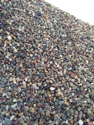 Kamenclub.ru: Галька речная окат цветная фр.5-10 мм. купить  в Казани галька речная белый, серый, красноватый, синий, темно-серый речная окатанная галька декоративная 6800 руб/т   фото КАМЕНЬ КЛУБ