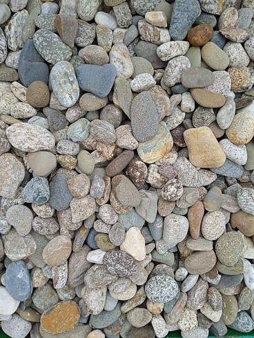 Kamenclub.ru: Галька горная речная окат (цветная) фр. 20-40 мм. купить  в Казани галька речная серый синий бежевый белый окатанная речная галька ландшафтная 6800 руб/т   фото КАМЕНЬ КЛУБ