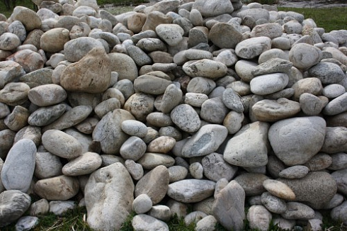 Kamenclub.ru: Бело-серый валунчик фр.100-300 мм.  купить в Казани крупный камень для ландшафта серый, белый бело-серый валун крупная галька 4500 руб/т   фото КАМЕНЬ КЛУБ