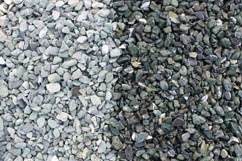 Kamenclub.ru: Мраморная крошка (щебень галтованный микс:зеленый-черный) фр.10-20 мм.  купить в Казани мрамор зеленый, черный декоративные ландшафтные окатанные округлые камни щебня 14500 руб/т   фото КАМЕНЬ КЛУБ