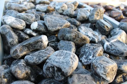 Kamenclub.ru: Щебень галтованный черный (мрамор) фр.20-40 мм.  купить в Казани мрамор черный с белыми прожилками мрамор окатанный округлый 15000 руб/т   фото КАМЕНЬ КЛУБ