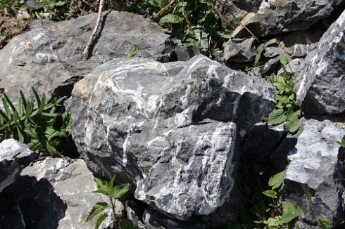 Kamenclub.ru: Черный мрамор скальник фр. 1000-1500 мм.  купить в Казани мрамор черный белый серый крупный колотый валун ландшафтный 9000 руб/т   фото КАМЕНЬ КЛУБ