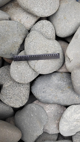 Kamenclub.ru: Галька речная плоская (темно-серая) фр. 70-150 мм. купить  в Казани галечник природный темно-серый серый синий речная плоская природная окатанная  9000 руб/т   фото КАМЕНЬ КЛУБ