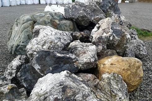 Kamenclub.ru: Черный гранит - кварцит фр. 100-500 мм.  купить в Казани мрамор гранит черный с белыми прожилками, серый, белый валун скальный колотый 7000 руб/т   фото КАМЕНЬ КЛУБ