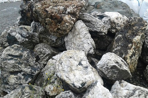 Kamenclub.ru: Черный гранит - кварцит фр. 100-500 мм.  купить в Казани мрамор гранит черный с белыми прожилками, серый, белый валун скальный колотый 7000 руб/т   фото КАМЕНЬ КЛУБ