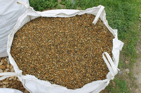 Kamenclub.ru: Галька окат (серо-желтая) фр.10-20 мм. купить  в Казани галька серо-желтая, рыжая, серый речная окатанная округлая галька 5000 руб/т   фото КАМЕНЬ КЛУБ