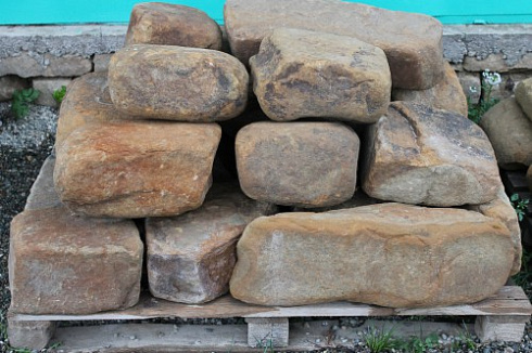 Kamenclub.ru: Песчаник для строительства и кладки (фр. 200-400 мм)  купить в Казани песчаник бежевый серый рыжий желтый блоки для строительства из песчаника 6500 руб/т   фото КАМЕНЬ КЛУБ