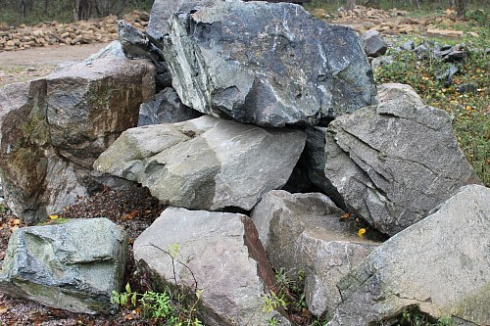 Kamenclub.ru: Змеевик скальник фр. 500-1500 мм.  купить в Казани змеевик зеленый серый черный глыба скальная колотая 7500 руб/т   фото КАМЕНЬ КЛУБ