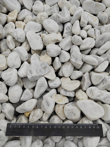 Kamenclub.ru: Мраморная крошка (щебень галтованный белый) фр.40-70 мм.  купить в Казани мрамор белый молочный айвори окатанный округлый природный камень 17000 руб/т   фото КАМЕНЬ КЛУБ