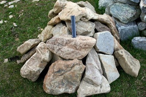 Kamenclub.ru: Песчаник декоративный ландшафтный (фр. 300-500 мм)  купить в Казани песчаник желтый рыжий серый зеленый валун речной окатанный природный песчаника 4 500 руб/т   фото КАМЕНЬ КЛУБ