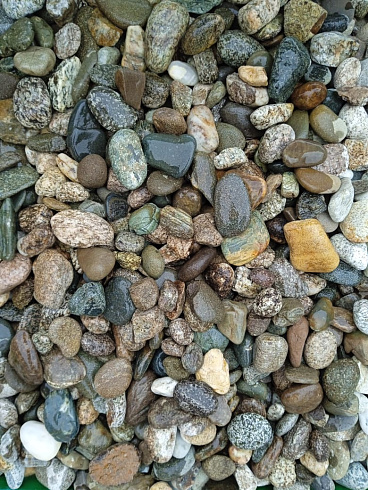 Kamenclub.ru: Галька горная речная окат (цветная) фр. 20-40 мм. купить  в Казани галька речная серый синий бежевый белый окатанная речная галька ландшафтная 6800 руб/т   фото КАМЕНЬ КЛУБ