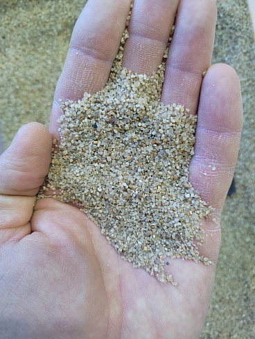 Кварцевый песок для площадок фр. 0,6-1,2 мм.  купить в Казани фото Камень Клуб