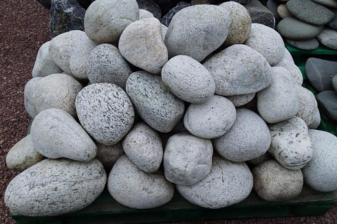 Kamenclub.ru: Бело-серый валунчик фр.100-300 мм.  купить в Казани крупный камень для ландшафта серый, белый бело-серый валун крупная галька 4500 руб/т   фото КАМЕНЬ КЛУБ