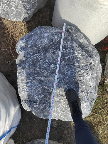 Kamenclub.ru: Черный мрамор скальник фр. 1000-1500 мм.  купить в Казани мрамор черный белый серый крупный колотый валун ландшафтный 9000 руб/т   фото КАМЕНЬ КЛУБ