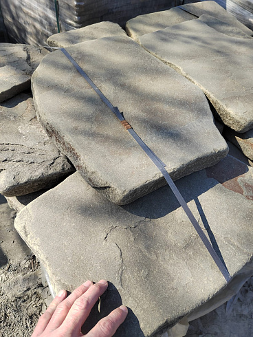 Kamenclub.ru: Песчаник пластушка светло-серый (3,0 см)  купить в Казани песчаник светло-серый, серый песчаник рваный ландшафтный колотый 13800 руб/м3   фото КАМЕНЬ КЛУБ