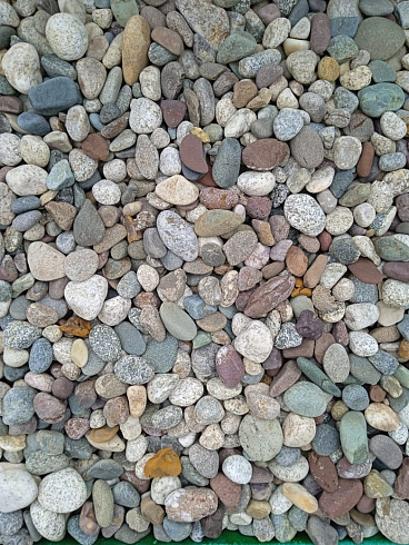 Kamenclub.ru: Галька горная речная окат (цветная) фр. 20-40 мм. купить  в Казани галька речная серый синий бежевый белый окатанная речная галька ландшафтная 6800 руб/т   фото КАМЕНЬ КЛУБ