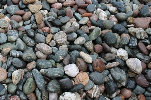 Kamenclub.ru: Галька горная речная окат (цветная) фр. 20-40 мм. купить  в Казани галька речная серый синий бежевый белый окатанная речная галька ландшафтная 6800 руб/т   фото КАМЕНЬ КЛУБ