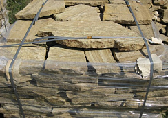 Kamenclub.ru: Песчаник пластушка желтый с рисунком (3 см)  купить в Казани песчаник желтый с рисунком, рыжий, желтый песчаник пластушка ландшафтная рваная 8 500 руб/м3   фото КАМЕНЬ КЛУБ