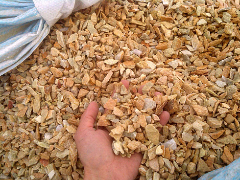 Kamenclub.ru: Щебень крошка желтый (ЗЛАТОЛИТ) фр. 5-10 мм.  купить в Казани мрамор золотистый, бежевый, желтый каменная ландшафтная декоративная крошка здатолита 8500 руб/т   фото КАМЕНЬ КЛУБ