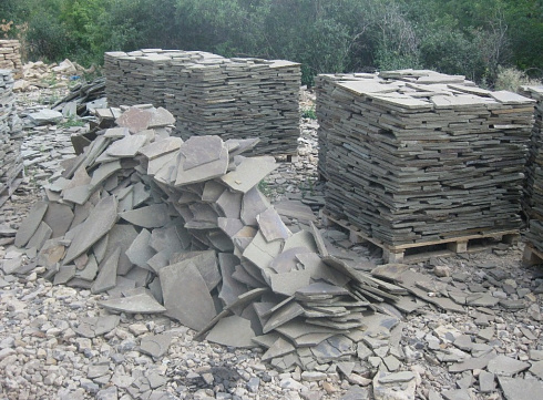 Kamenclub.ru: Песчаник пластушка серо-зеленый (1,5 см)  купить в Казани плитняк - пластушка серо-зеленый, серый, зеленый пластушка рваная ландшафтная колотая 10200 руб/м3   фото КАМЕНЬ КЛУБ