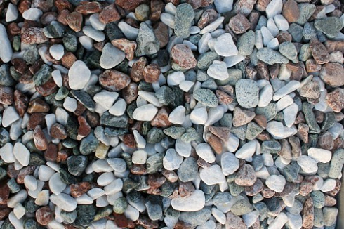 Kamenclub.ru: Мраморная крошка (щебень галтованный микс:белый-зеленый-розовый) фр.20-40 мм.  купить в Казани мрамор белый, зеленый, розовый мрамор декоративный (галтовка) 15500 руб/т   фото КАМЕНЬ КЛУБ