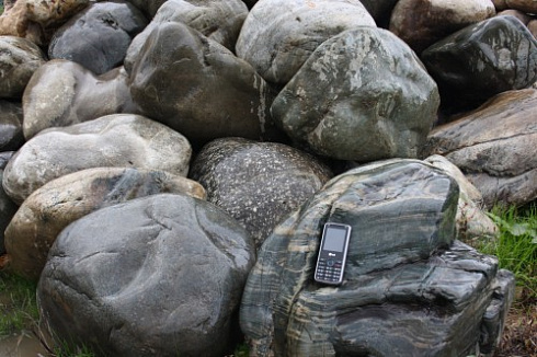 Kamenclub.ru: Речной валун Кабанчик фр.300-500 мм.  купить в Казани крупный природный камень галька серый, темно-серый речной валун галечник масштабный 7000 руб/т   фото КАМЕНЬ КЛУБ