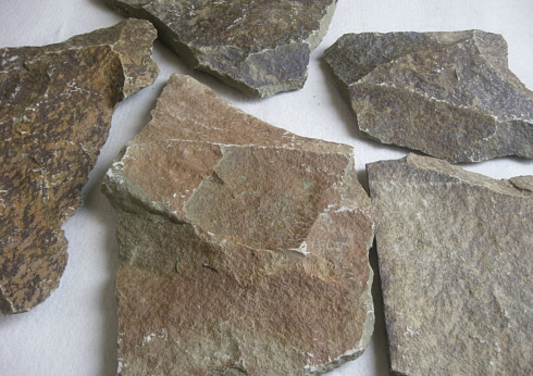 Kamenclub.ru: Песчаник пластушка "фонтанка" серо-зеленая (3,0-5,0 см)  купить в Казани песчаник серо-зеленая колотые плитки облицовочные пластушки 11400 руб/м3   фото КАМЕНЬ КЛУБ