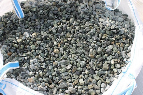 Kamenclub.ru: Щебень крошка зеленый (змеевик) фр. 20-40 мм.  купить в Казани мрамор зеленый, салатовый ландшафтная мраморная крошка 8500 руб/т   фото КАМЕНЬ КЛУБ