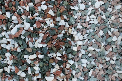 Kamenclub.ru: Мраморная крошка (щебень крошка микс: белый-зеленый-розовый) фр. 10-20 мм.  купить в Казани мрамор белый, зеленый, розовый декоративный ландшафтный колотый щебень 12000 руб/т   фото КАМЕНЬ КЛУБ