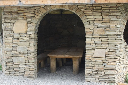 Kamenclub.ru: Песчаник для строительства и кладки блочный (фр 100-200 мм)  купить в Казани песчаник бежевый серый рыжий валун мелкий для строительства песчаник 6500 руб/т   фото КАМЕНЬ КЛУБ