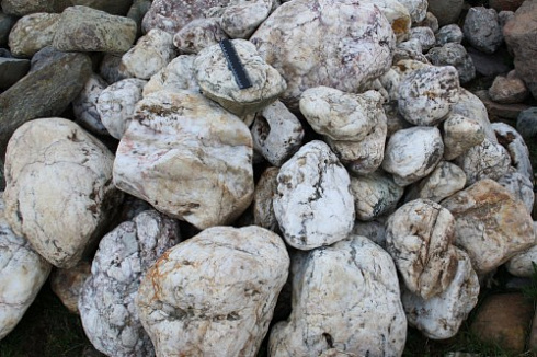 Kamenclub.ru: Кварцевый валунчик фр.100-300 мм.  купить в Казани кварц белый, бежевый молочный рыжий крупный природный камень галечник 7850 руб/т   фото КАМЕНЬ КЛУБ