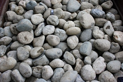 Kamenclub.ru: Речной валун (Ассорти) фр.100-300 мм.  купить в Казани галечник серый, темно-серый, светло-серый речная галька крупных размеров 4200 руб/т   фото КАМЕНЬ КЛУБ