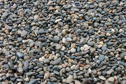 Kamenclub.ru: Галька горная речная окат (цветная) фр. 20-40 мм. купить  в Казани галька речная серый синий бежевый белый окатанная речная галька ландшафтная 6800 руб/т   фото КАМЕНЬ КЛУБ