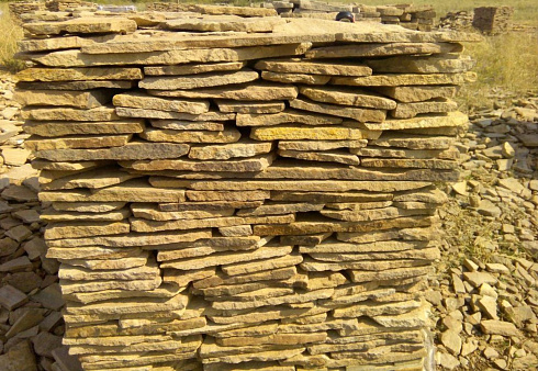 Kamenclub.ru: Песчаник пластушка желтый с разводом под дерево (2 см)  купить в Казани плитняк желтый с разводами, желтый, рыжий, серый песчаник пластушка рваная ландшафтная 11 000 руб/м3   фото КАМЕНЬ КЛУБ